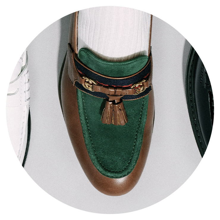태슬 장식의 클래식한 로퍼는 1백15만원 Gucci.