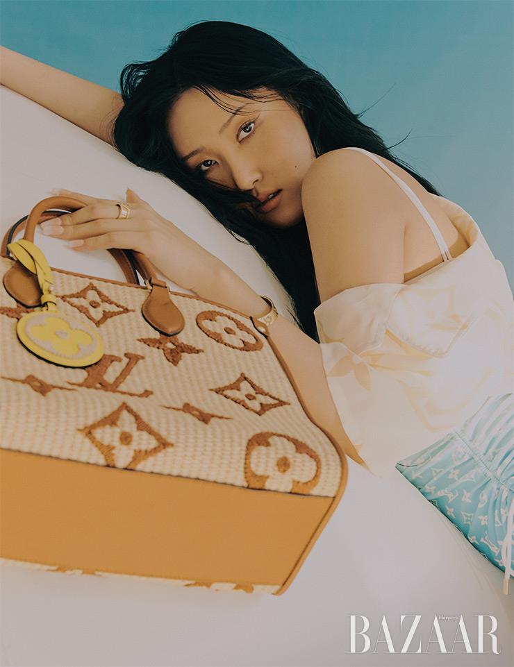 원피스 수영복, 셔츠, 반지, 뱅글, 라피아 소재의 온더고 백은 모두 Louis Vuitton.