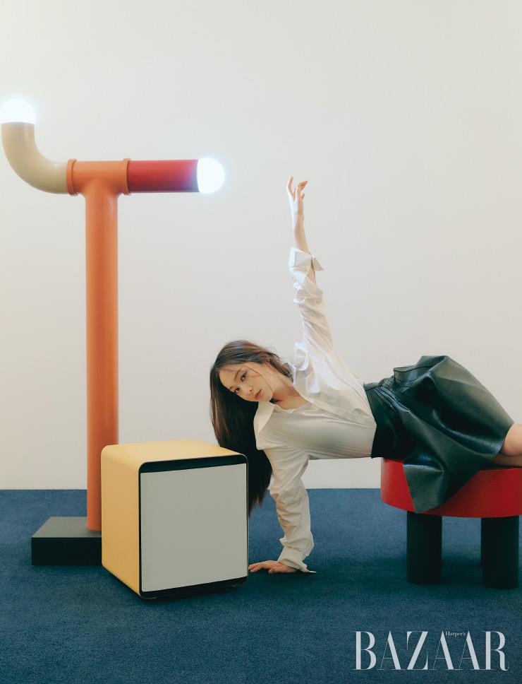와인, 맥주, 화장품 등 사용자의 취향에 따라 맞춤형으로 활용할 수 있는 ‘비스포크 큐브’ 냉장고는 Samsung. 셔츠, 레더 스커트는 Our Legacy. 귀고리는 Funkihusk.