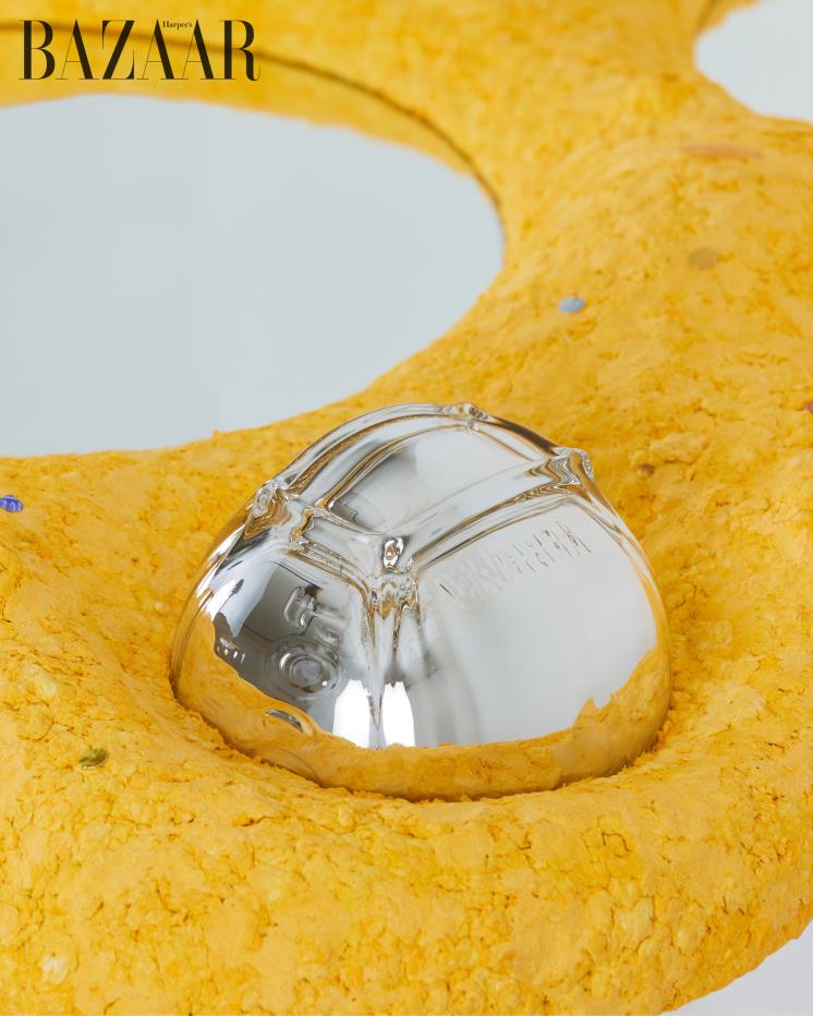 거울에 부착된 공병은 반짝이는 느낌을 주기 위해 실버로 처리했다. 공병에서 나온 플라스틱 조각은 거울 장식으로 사용했다.