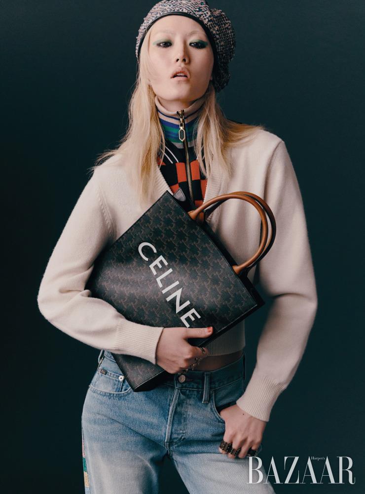  터틀넥 니트, 양손에 착용한 반지들은 모두 Louis Vuitton. 데님 팬츠는 29만원대 Polo Ralph Lauren. 베레는 85만원 Gucci. 토트백은 Celine by Hedi Slimane. 스니커즈는 1백9만원 Burberry.