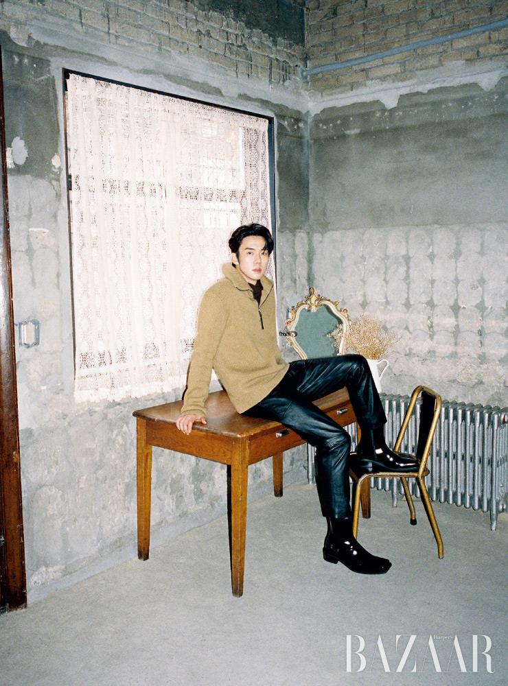 이너로 입은 풀오버는 Coach 1941 2021 Pre-Spring Collection. 집업 니트는 Acne Studios. 가죽 팬츠는 8 by Yoox. 워커는 So.u:lesures.