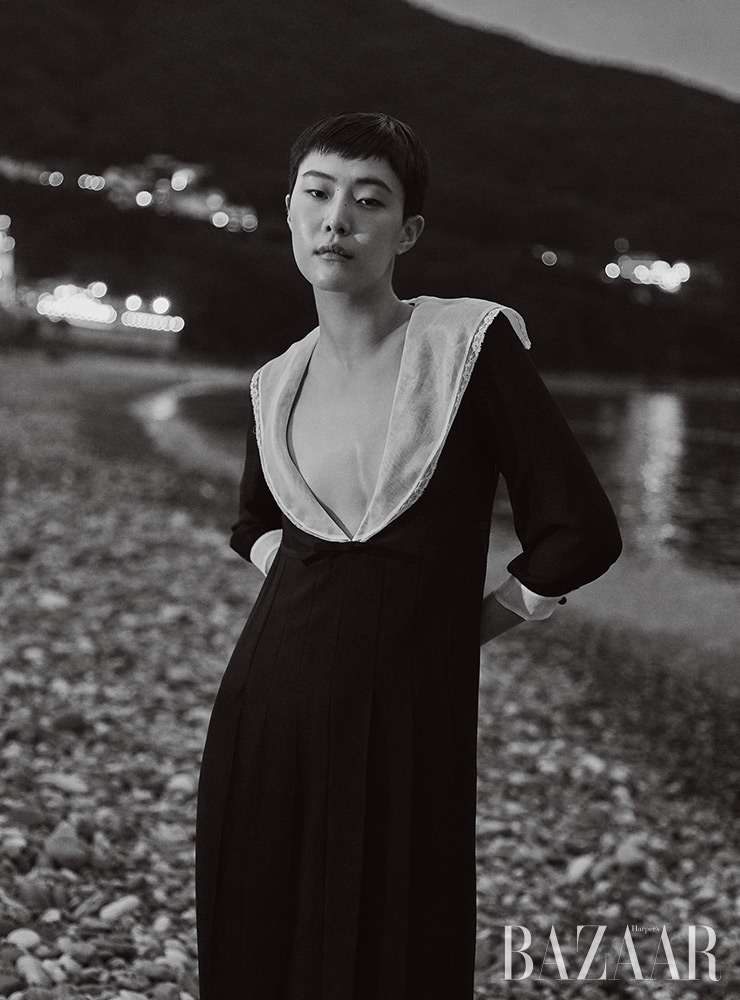 숄 칼라 드레스는 Miu Miu.