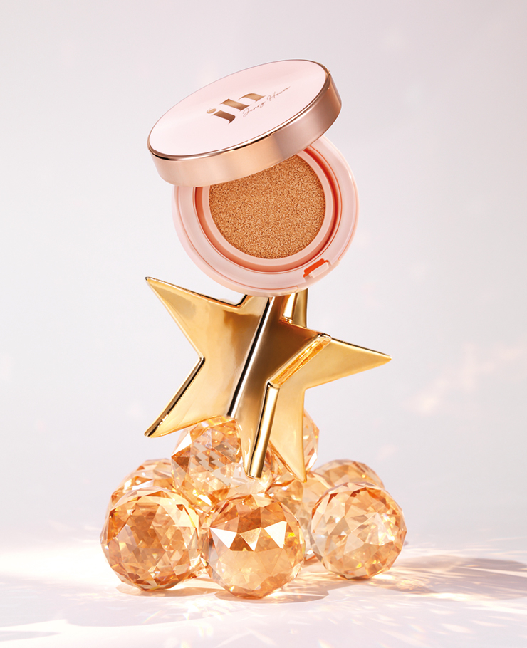 울트라핏 세럼 쿠션 트러플 발효 성분 세럼 64%를 함유해 촉촉한 피부를 연출한다. 꽃잎 형상 파우더의 피지 조절 효과와 스킨 바인더 파우더의 래스팅 폴리머 성분이 탁월한 밀착력과 지속성을 선사한다. 12g 3만6천원(케이스포함), 리필12g 1만8천원, 제니하우스 코스메틱.