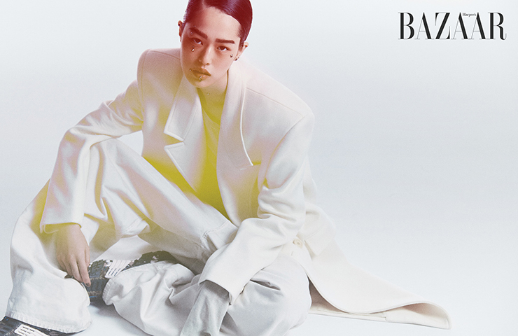오버사이즈 코트는 Celine Homme by Hedi Slimane. 티셔츠는 Rick Owens. 데님 팬츠는 Balenciaga. 스니커즈는 Diesel.