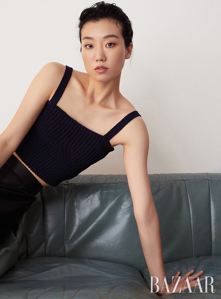 니트 크롭트 톱은 Recto. 레더 스커트는 Ports1961. 