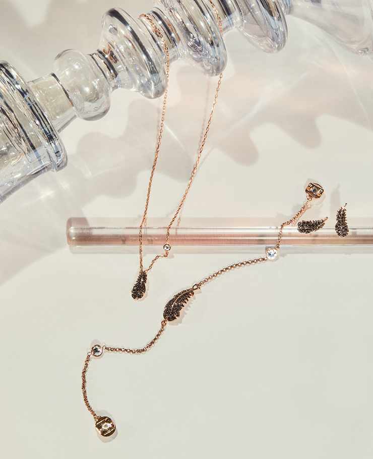 노티 컬렉션 귓불 안에 쏙 들어오는 마이크로 미니 사이즈 펜던트로 매일 착용해도 질리지 않는 스터드 이어링과 네크리스. 각각11만9천원, 12만9천원. 깃털 펜던트와 클리어 크리스털의 조화가 돋보이는 리믹스 스트랜드 11만9천원, 모두 스와로브스키.