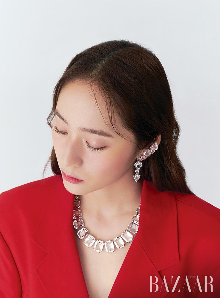 비대칭 디자인의 ‘밀레니아’ 귀고리는 32만9천원, 목걸이는 97만9천원 Swarovski. 재킷은 Raf Simons.