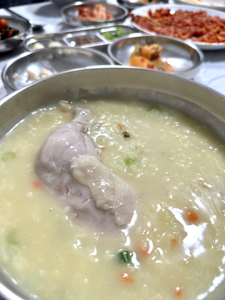 [more] 입암약수식당의 인기 메뉴인 녹두백숙죽