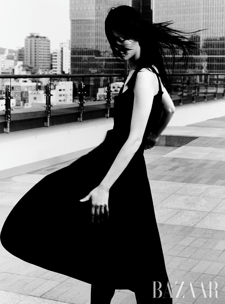 드레스, 네트 레깅스는 Dior.