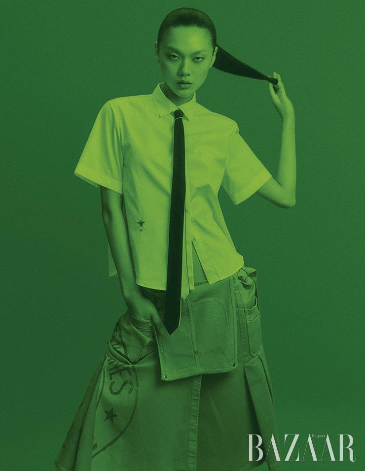 셔츠, 오버올 스커트, 타이는 모두 Dior.