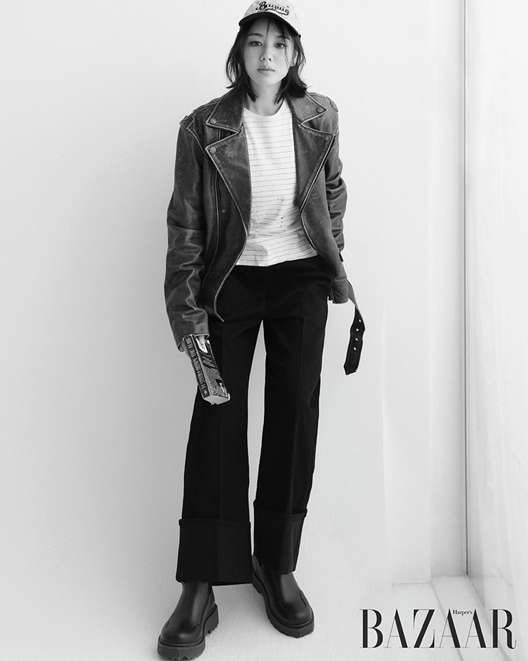 볼캡은 Bellnouveau. 스트라이프 톱, 레더 재킷은 Golden Goose. 와이드 롤업 팬츠는 Patou. 슈즈는 Off-WhiteTM.