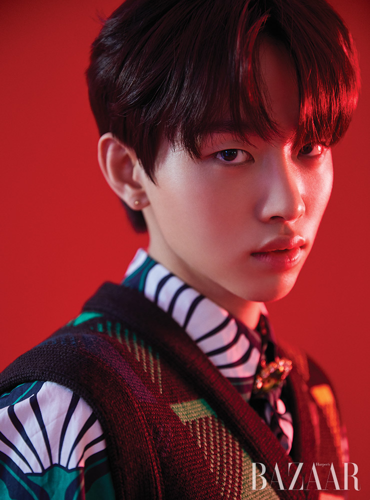 협이 입은 패턴 셔츠, 니트는 Prada. 