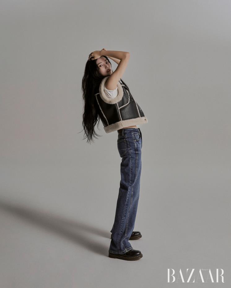 라이더 무스탕 베스트, 데님 팬츠는 Buckaroo.