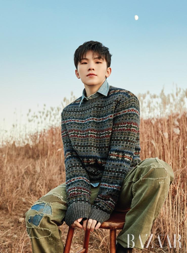  니트 톱, 이너로 입은 데님 셔츠, 팬츠, 앵클부츠는 모두 Polo Ralph Lauren.