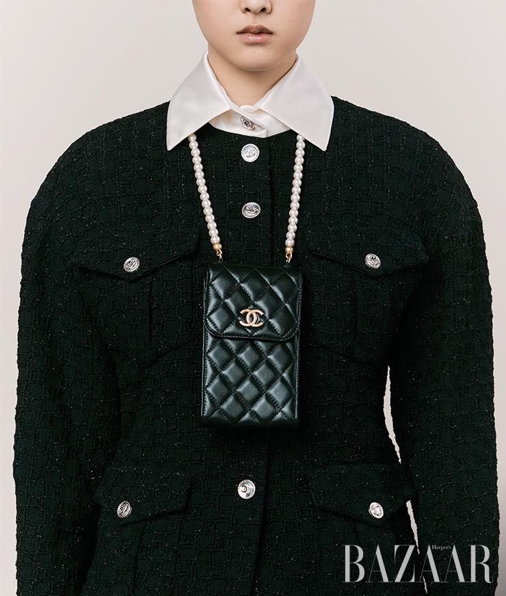 진주 스트랩 백, 셔츠 칼라를 부착한 재킷은 가격 미정 Chanel.