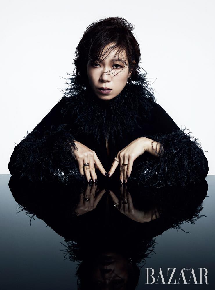 시스루 톱은 Zara. 귀고리는 Hei. 반지는 모두 Clever Move.