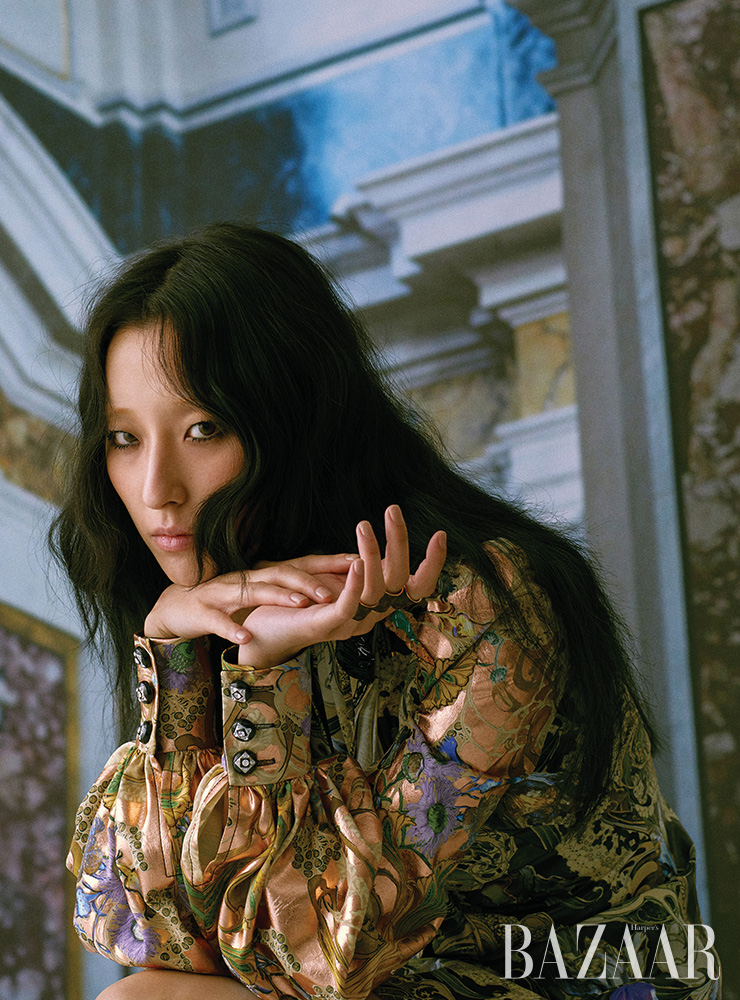 드레스, 반지는 모두 Louis Vuitton.