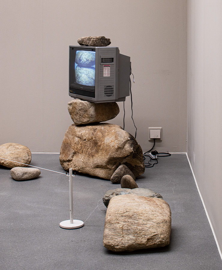 박현기, <무제>, 1979, 돌 14개, 모니터 1대, 120x260x260cm, 국립현대미술관 소장. 