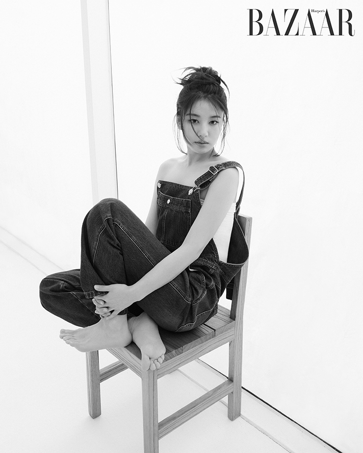 데님 오버올은 Ellon Arc. 튜브톱은 스타일리스트 소장품.