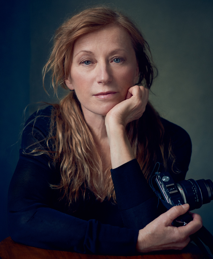 메이크업과 코스튬을 벗은 신디 셔먼의 초상.