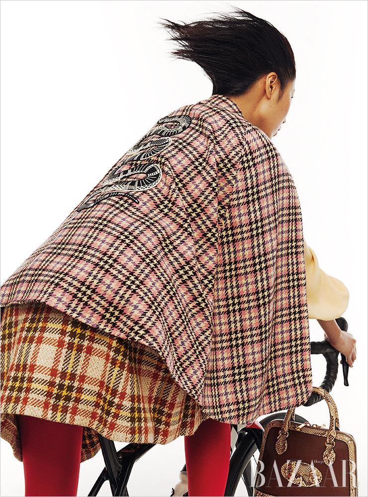 케이프, 블라우스, 스커트, 타이츠, ‘홀스빗 1955’ 스몰 톱 핸들 백은 모두 Gucci.