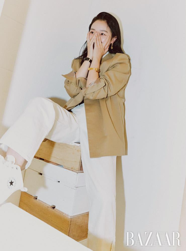 재킷은 Leha. 보이프렌드 진은 Beaker for Rag & Bone. 귀고리는 Engbrox. 가죽 스트랩 시계는 Nordgreen for Hago. 골드 뱅글은 Mulberry. 하이톱 스니커즈는 Converse.