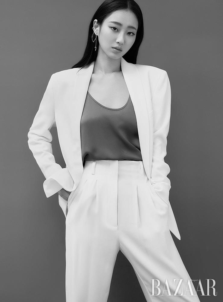 재킷, 팬츠는 모두 Iro. 톱은 Officine Generale. 이어커프, 연결된 귀고리는 All Saints.