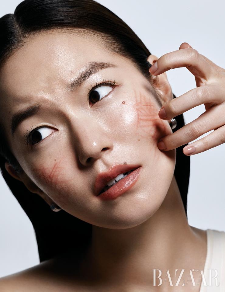 보디수트는 Rvn. 귀고리는 Hei. 