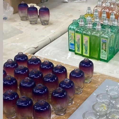 수집한 유리 공병을 컬러와 모양별로 구분하는 중.