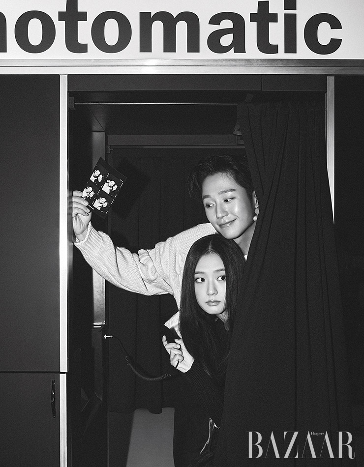 정해인이 입은 스웨터, 팬츠는 Dior Men. 지수가 입은 패치워크 니트 톱은 Mouse by Mue. 