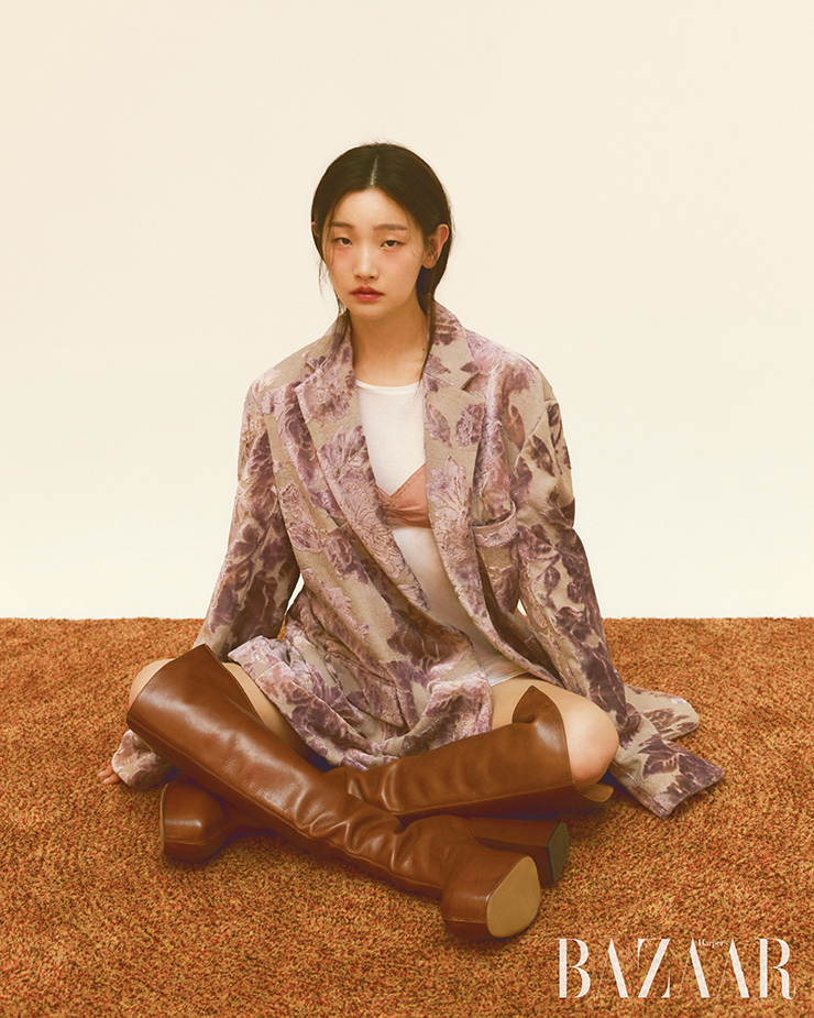 재킷, 브라 톱, 사이하이 부츠는 모두 Dies Van Noten. 이너 톱은 스타일리스트 소장품.