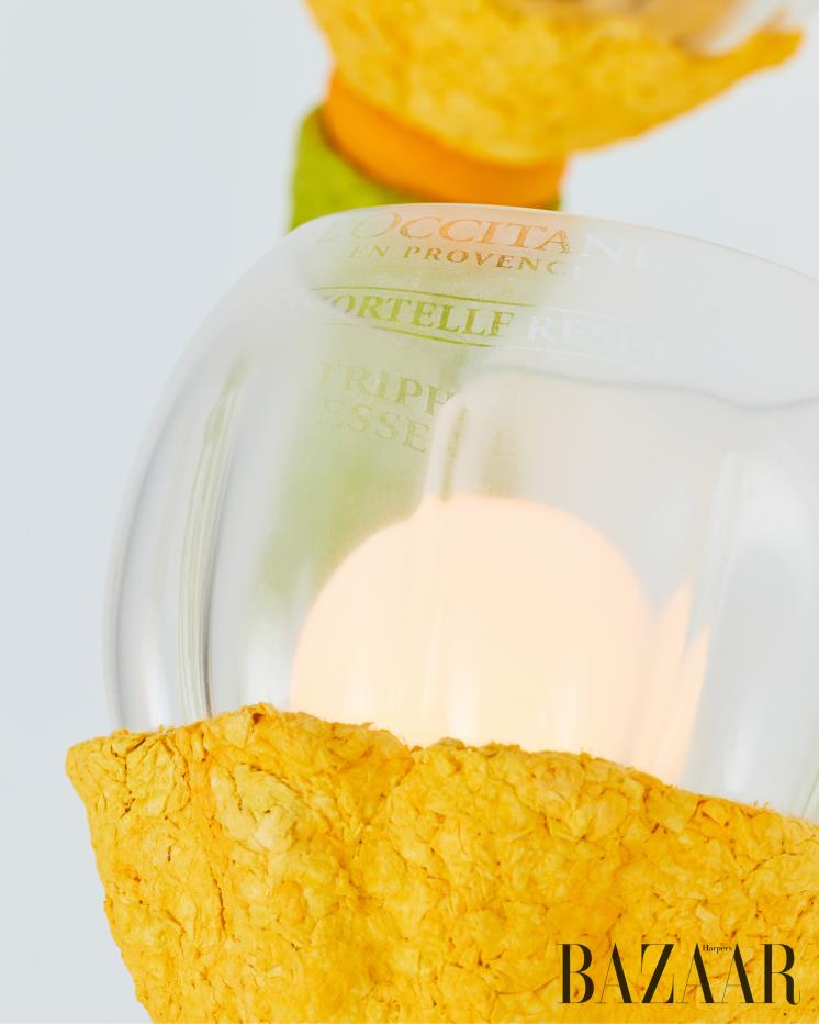 공기를 주입한 공병을 절단해 다른 디자인으로 표현했다. 반투명한 재질을 사용한 것 역시 의도한 것.