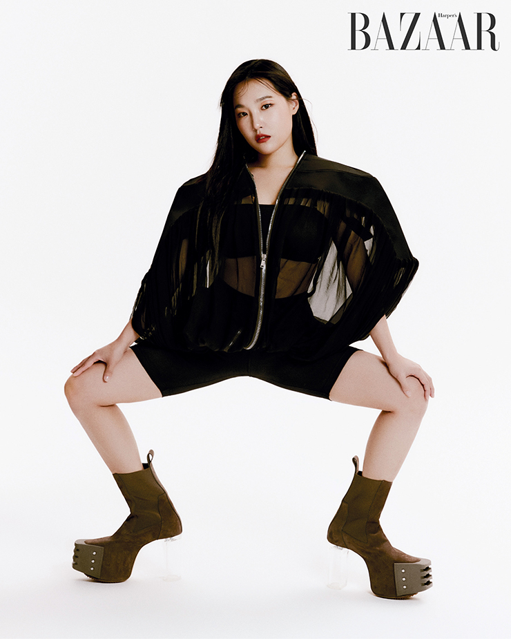 오버사이즈 시스루 베스트, 청키한 힐은 Rick Owens. 이너 톱, 바이커 쇼츠는 스타일리스트 소장품.