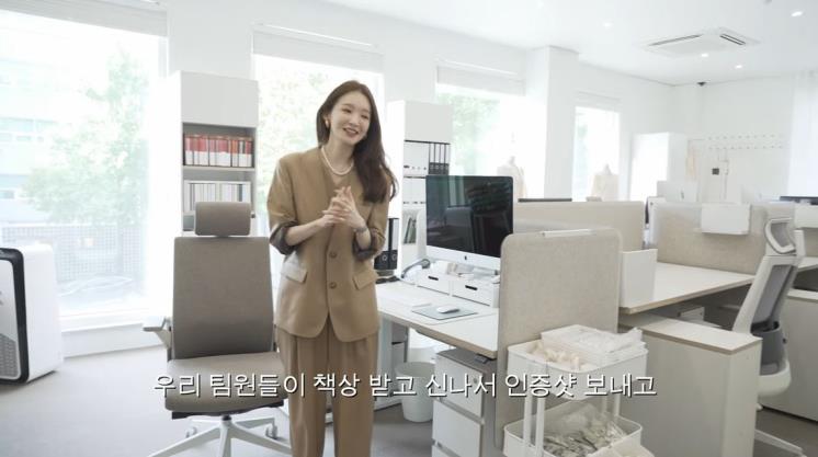 높이 조절 기능이 가능한 데스커의 모션데크스 밸런스