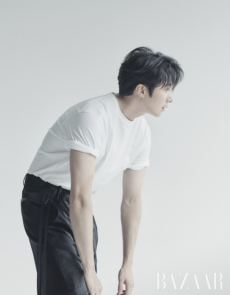 와이드 팬츠는 Ann Demeulemeester by Adekuver. 티셔츠는 스타일리스트 소장품.