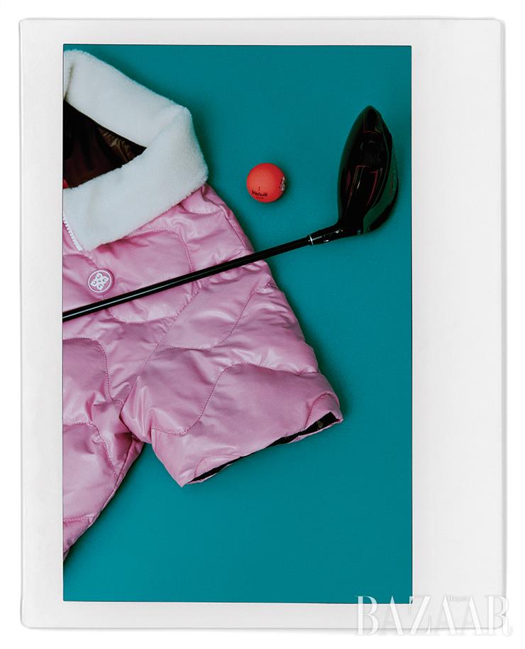 퀼팅 아우터는 89만원 G/Fore. 드라이버는 75만원 Honma Golf. 골프공은 Volvik.