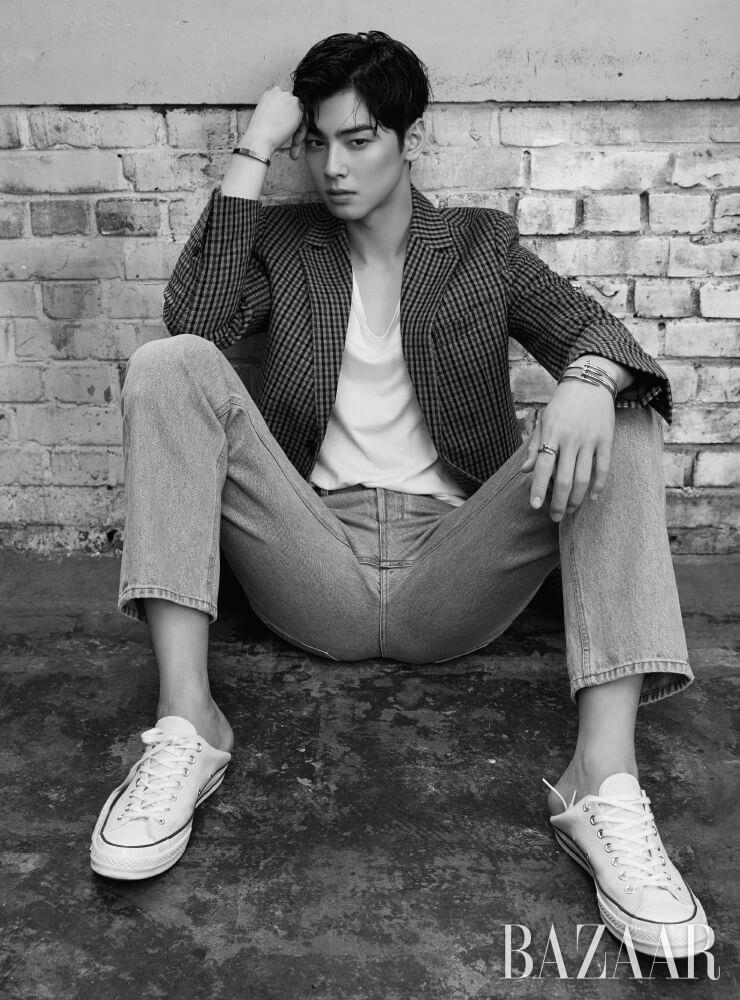  오른팔에 착용한 레더 스트랩의 ‘러브’ 브레이슬릿, 왼팔에 착용한 18K 핑크 골드 ‘저스트 앵 끌루’ 브레이슬릿, 화이트 골드 ‘저스트 앵 끌루’ 브레이슬릿, 검지에 낀 화이트 골드 ‘저스트 앵 끌루’ 링은 모두 Cartier. 블레이저는 Acne Studios. 톱은 Alexander Wang. 팬츠는 Valentino by 10 Corso Como. 스니커즈는 스타일리스트 소장품.