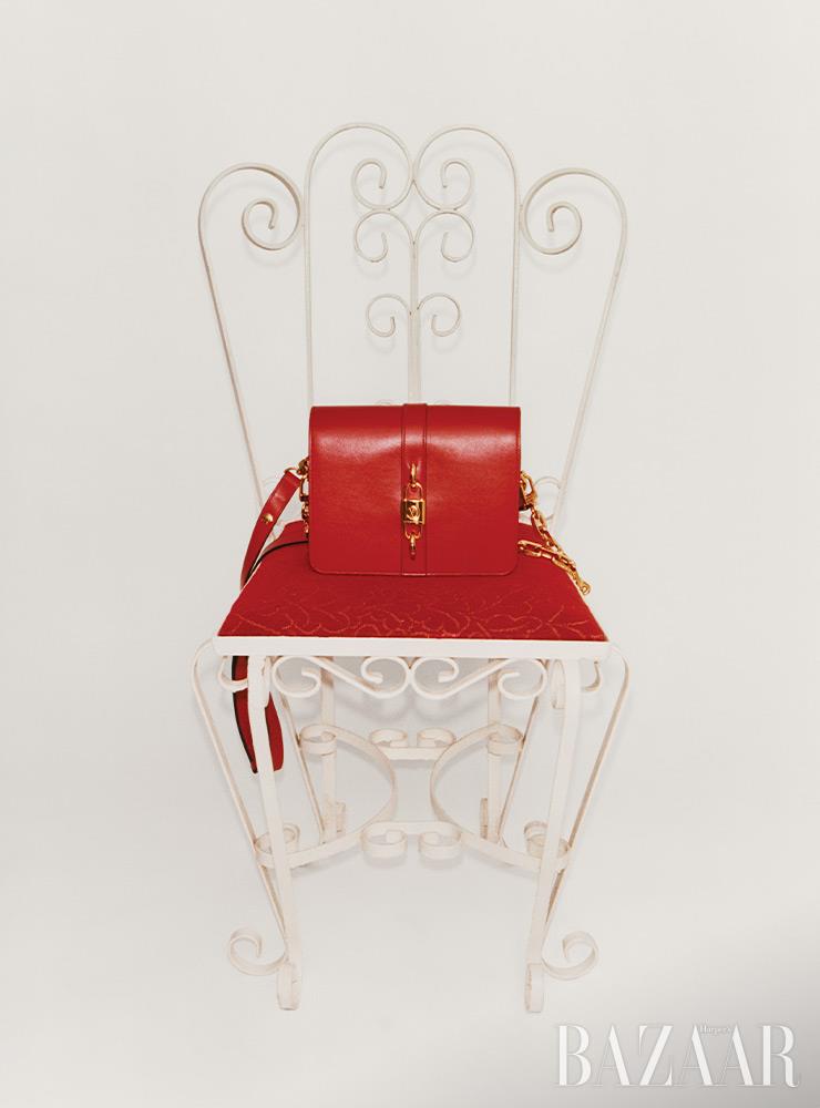 백은 Louis Vuitton.