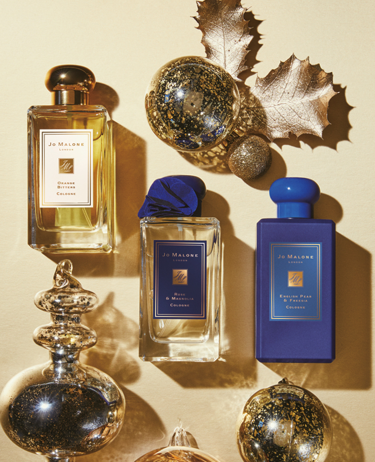 (왼쪽부터) 오렌지 비터스 코롱 조 말론 런던의 크리스마스 시그니처 향. 추운 겨울에 즐기는 상큼한 칵테일 같은 향을 느낄 수 있다. 100ml 19만3천원. 로즈 앤 매그놀리아 코롱 매그놀리아와 장미가 만발한 정원에 서있는 듯 신비롭고 관능적인 향의 플로랄 코롱. 100ml 19만3천원. 잉글리쉬 페어 앤 프리지아 코롱 리미티드 에디션 조 말론 런던의 베스트셀러 중 하나인 잉글리쉬 페어 앤 프리지아를 짙은 네이비 컬러 보틀로 한정 출시한다. 갓 익은 배향기가 순백의 프리지아 부케를 감싸 신선한 향을 만들어낸다. 100ml 19만3천원, 모두 조 말론 런던.