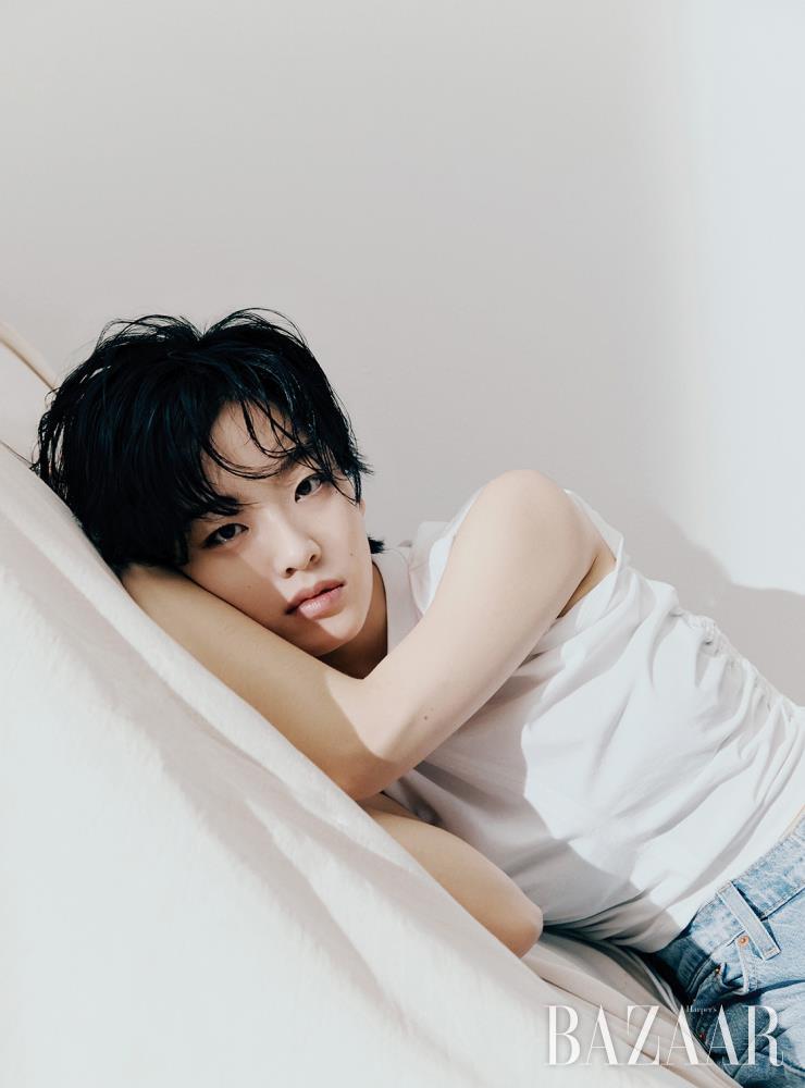 톱은 Alexander Wang.