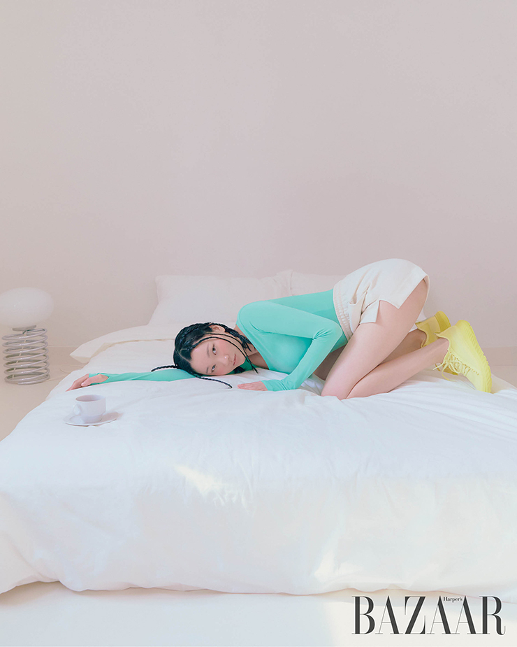 ‘아쓰 원 에프’ 스니커즈는 Ecco.저지 톱은 Fayewoo. 쇼츠는 스타일리스트 소장품.