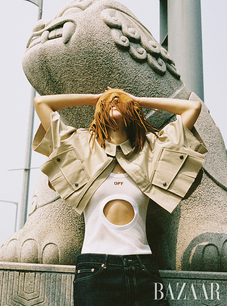 크롭트 재킷은 1백39만원 Maison Margiela. 이너로 입은 톱은 38만원 Off-White. 데님 진은 21만원대 Raey by Matchesfashion. 프린지 모자는 6만원대 Youser.