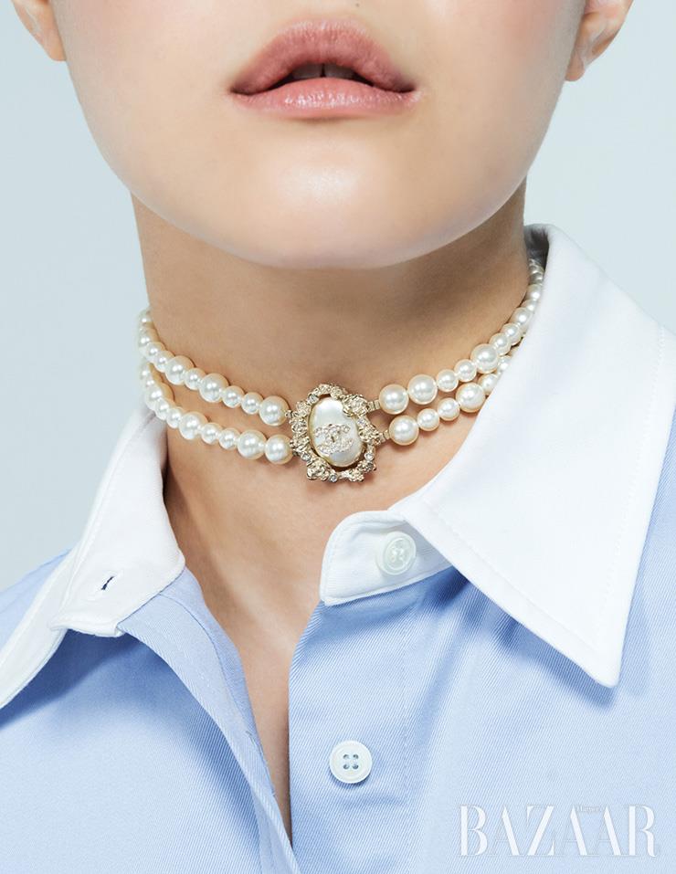 두 줄로된 진주 목걸이는 Chanel. 셔츠는 28만원대 Recto.