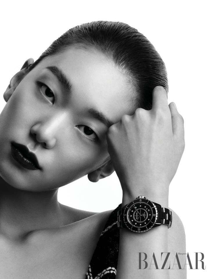 배우 이호정이 착용한 샤넬의 ‘J12 WHITE’와 ‘J12 BLACK’ 워치.