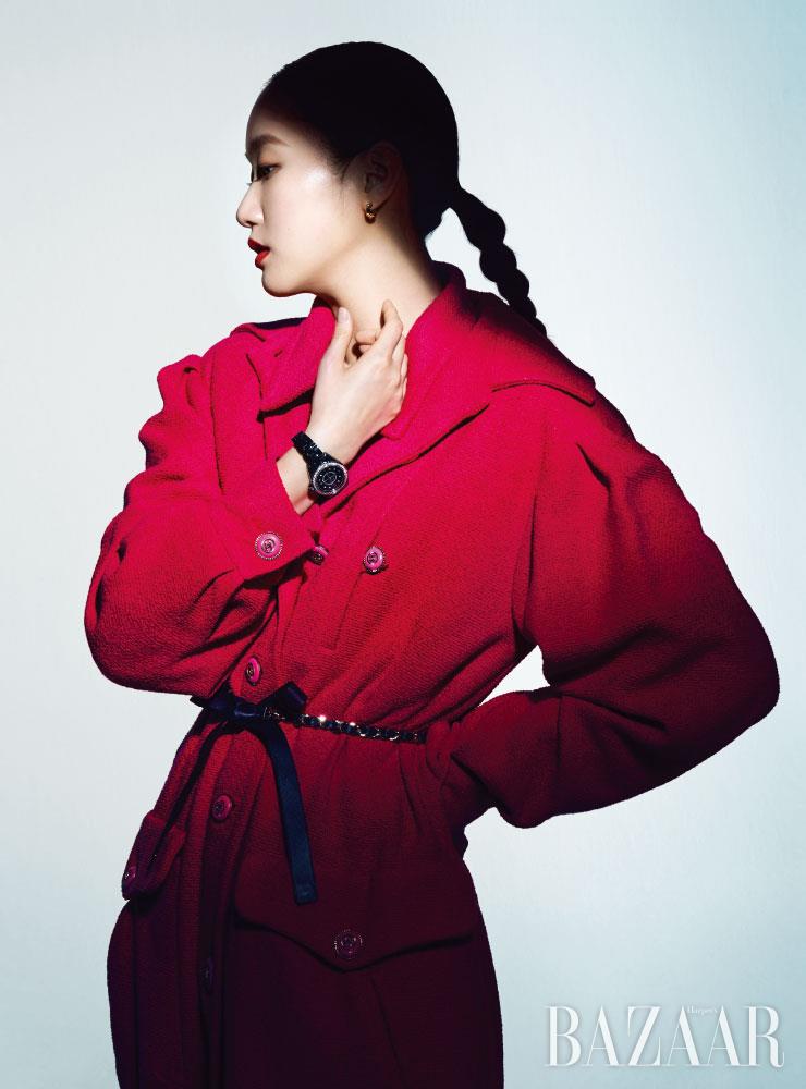 퀼팅 모티프의 옐로 골드 ‘코코 크러쉬’ 이어링, 베젤에 다이아몬드가 세팅된 33mm 케이스의 ‘J12 블랙’ 워치는 모두 Chanel Watch & Fine Jewelry. 