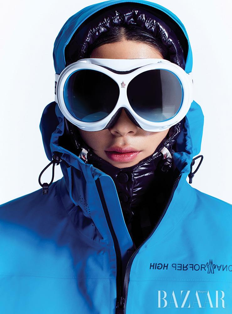 아노락은 Moncler Grenoble. 고글, 패딩 모자는 3 Moncler Grenoble.