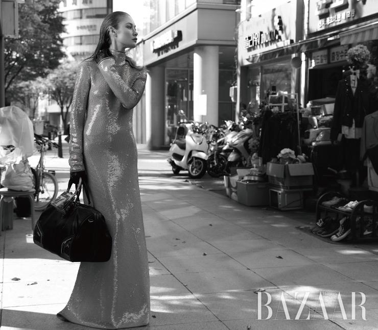 시퀸 드레스는 Bottega Veneta. 미니 핸들 백은 Moschino. 리나일론 백은 Prada. 중지에 착용한 ‘지터 버그 쿠쿠 비’ 반지는 Stephen Webster.