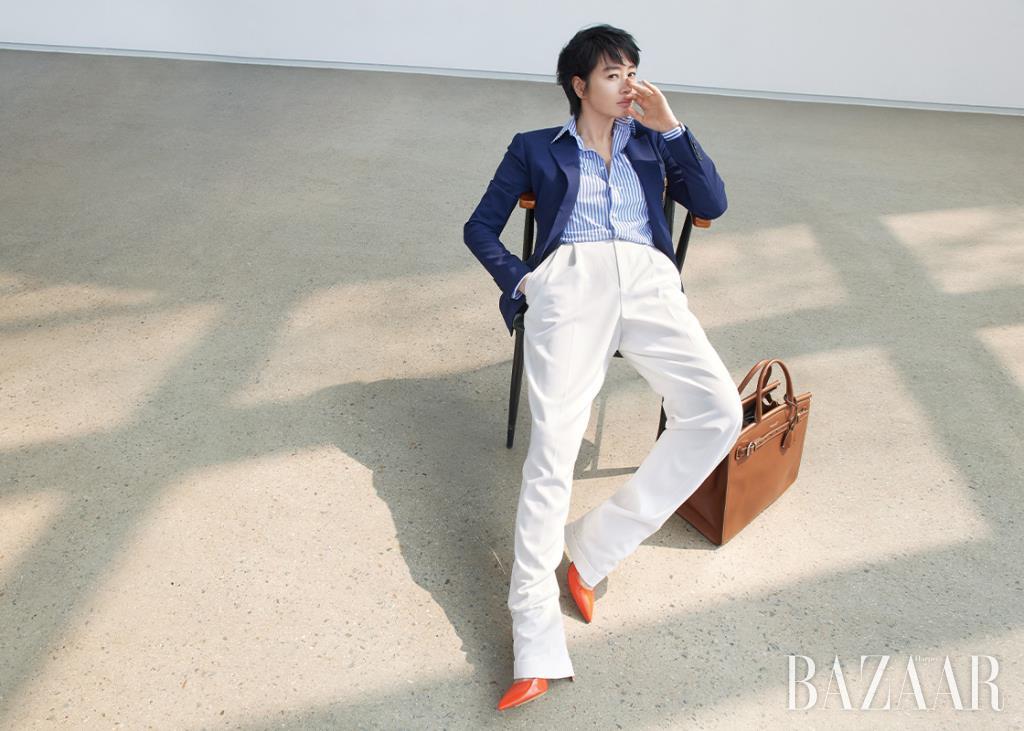 셔츠, 팬츠, 블레이저, 펌프스, ‘RL50’ 백은 모두 Ralph Lauren Collection.