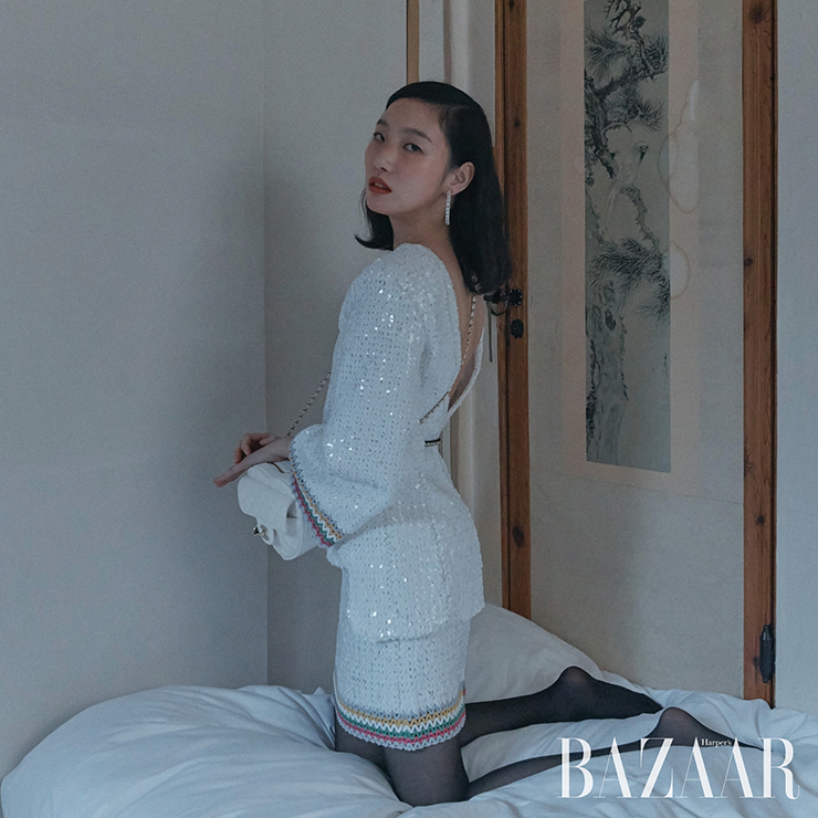 시퀸 재킷, 스커트, 헤어핀, 후프 귀고리, 하트 체인 백은 모두 Chanel. 스타킹은 스타일리스트 소장품.